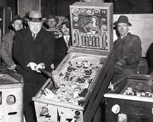 ראש עיריית ניו יורק לה גווארדיה מנפץ משחק פינבול (1942)
